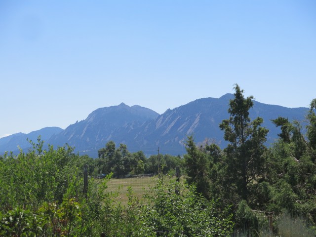 looking at the Flatirons, South Boulder Peak, and Devil's Thumb